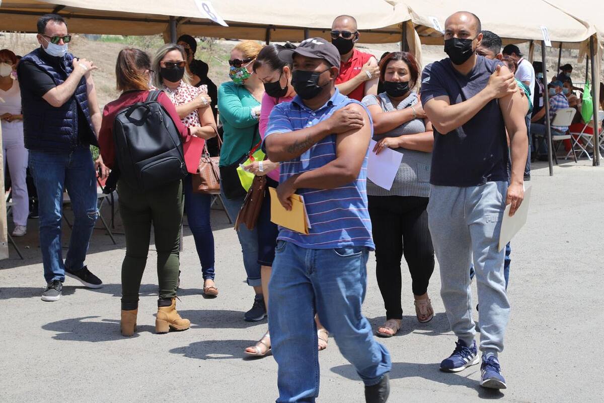Se quedan en la fila miles por vacuna de 40 a 49 años en Tijuana