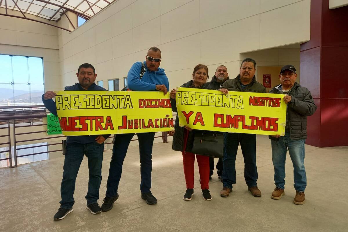 Trabajadores exigen a la alcaldesa de Ensenada sacar jubilaciones atoradas