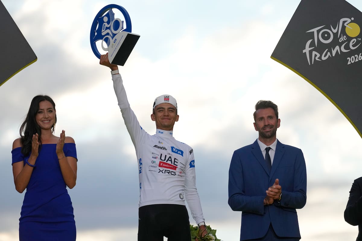 El mexicano Isaac del Toro, portando el maillot blanco al mejor ciclista joven, celebra en el podio tras la última etapa del Tour de Francia, con salida y meta en París, el domingo 26 de julio de 2026. (AP Photo/Mosa'ab Elshamy)