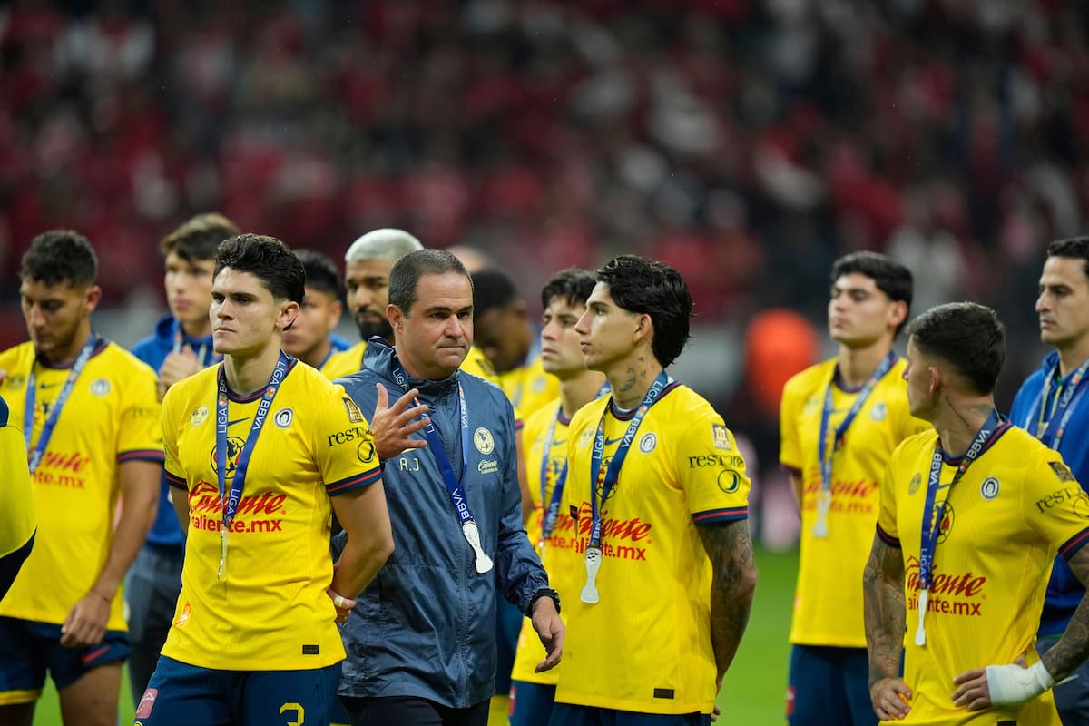 Jugadores del América observan la coronación del nuevo campeón Toluca, con la medalla de segundo lugar colgada al cuello. (AP Foto/Fernando Llano)