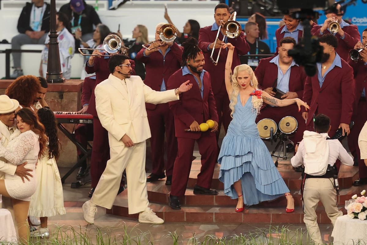 ¡Orgullo latino! Revelan al creador del vestido que usó Lady Gaga junto a Bad Bunny en el medio tiempo del Super Bowl 2026