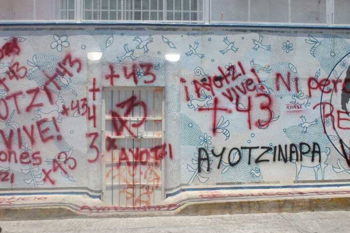 Normalistas de Ayotzinapa vandalizan oficinas de la Secretaría de Educación en Guerrero