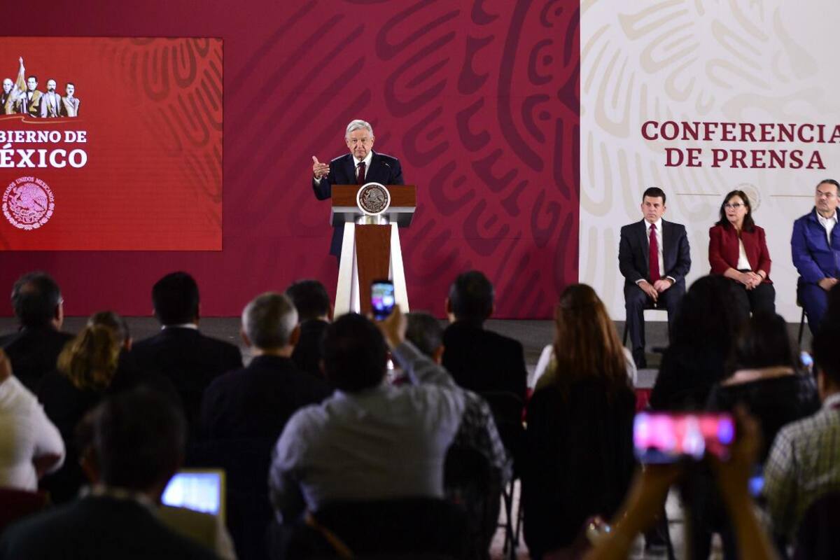 AMLO exhibe a gasolineras que no dan litros completos