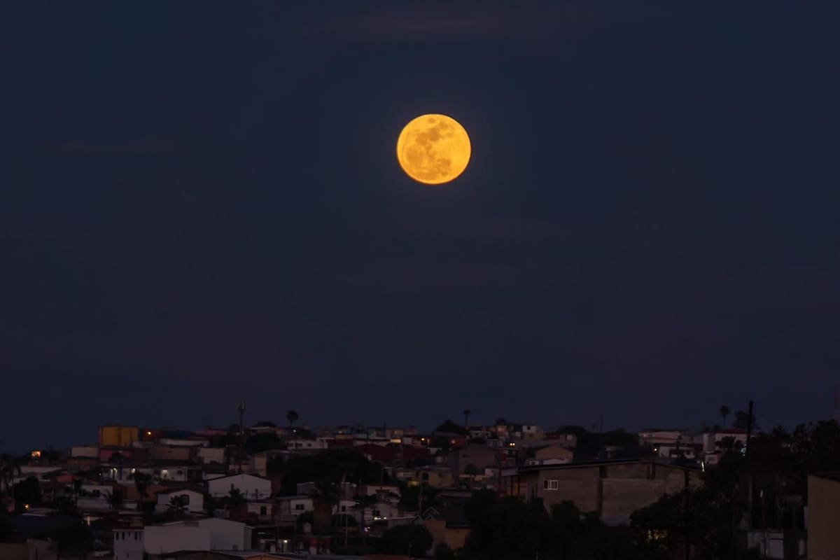 Luna llena de Semana Santa ilumina Tijuana