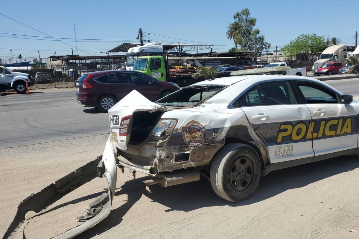 Trailero huye de policías y choca patrullas