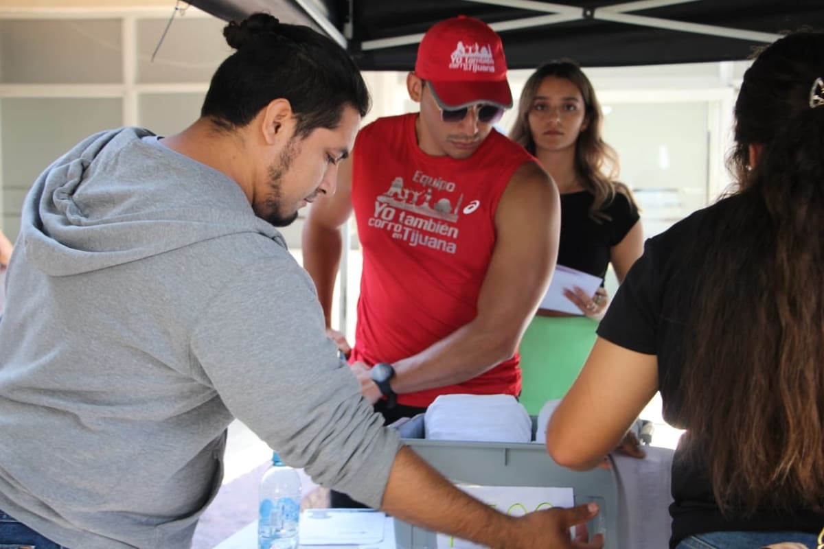 Los participantes en el Medio Maratón Internacional de Tijuana recibieron números, chips y playeras.
