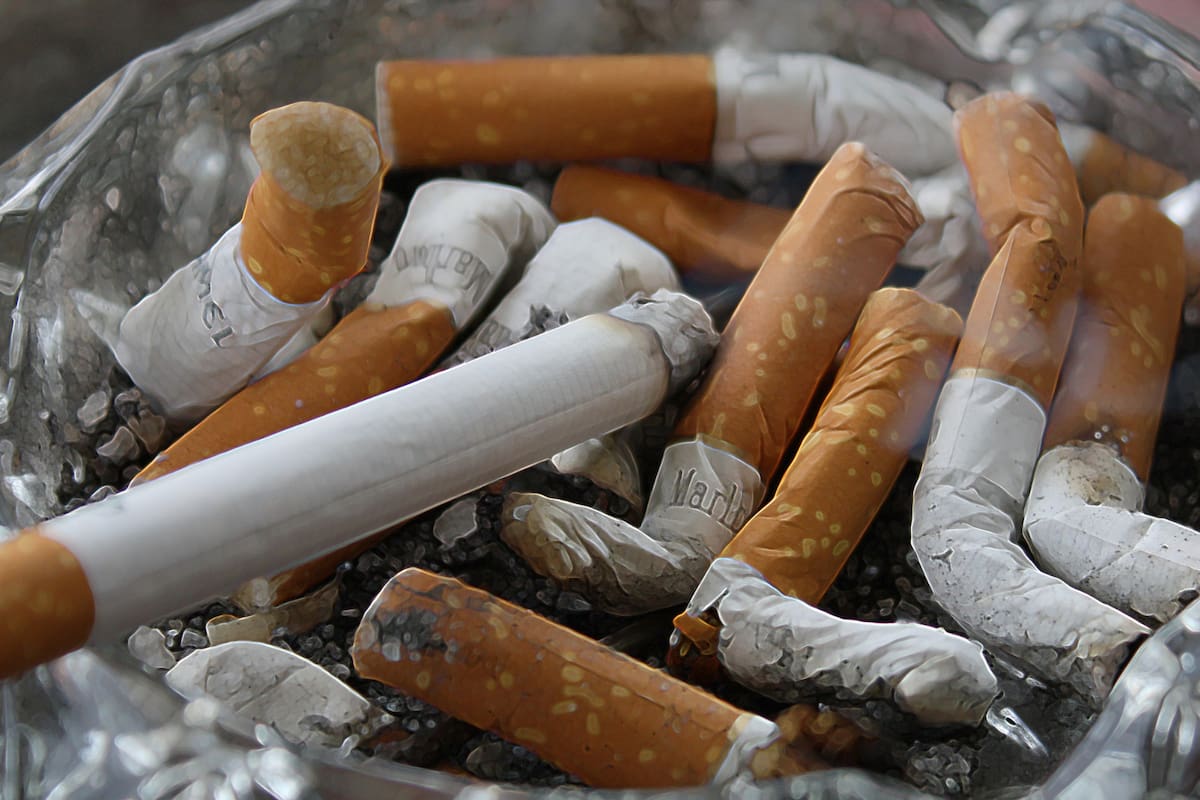 Vapear podría triplicar el riesgo de fumar cigarrillos en jóvenes, según nuevos estudios