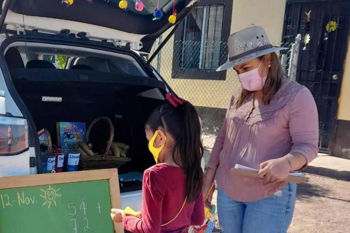 Recorre maestra kilómetros para reforzar a sus alumnos