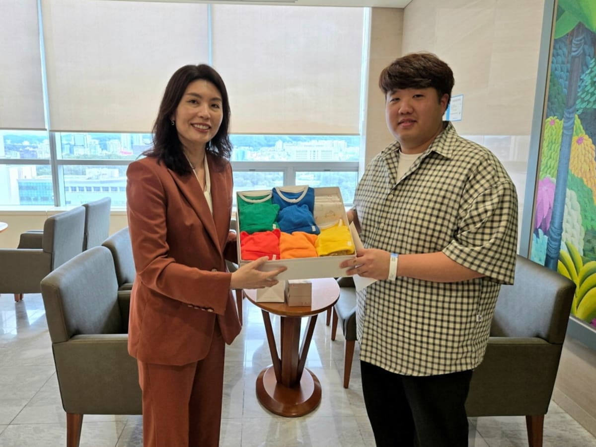 El 22 de mayo, Yoo Hye-mi, secretaria presidencial principal para la respuesta a la baja natalidad, entregó cartas de felicitación y regalos del presidente Yoon Suk Yeol a Kim Joon-young, padre de cinco gemelos. Oficina presidencial. | Foto: Oficina Presidencial