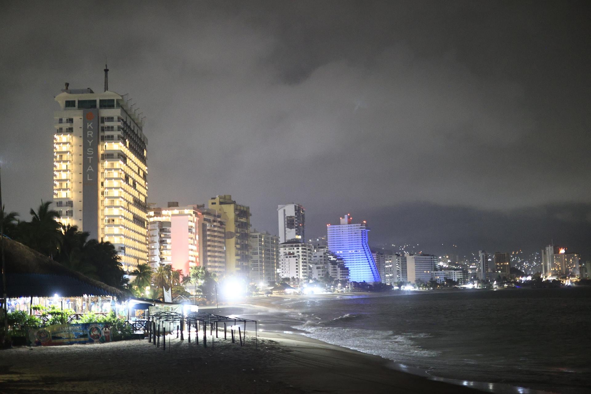 Fotografía del oleaje eL pasado miércoles, en las playas del balneario de Acapulco en Guerrero (México). El huracán Erick alcanzó la categoría 3 y se dirige hacia las costas de Oaxaca y Guerrero, en el sur de México, donde podría tocar tierra durante la madrugada del jueves con mayor fuerza, según el Servicio Meteorológico Nacional (SMN), que advirtió sobre su rápida intensificación y la posibilidad de que suba a categoría 4 en las próximas horas. | Crédito: EFE/ David Guzmán