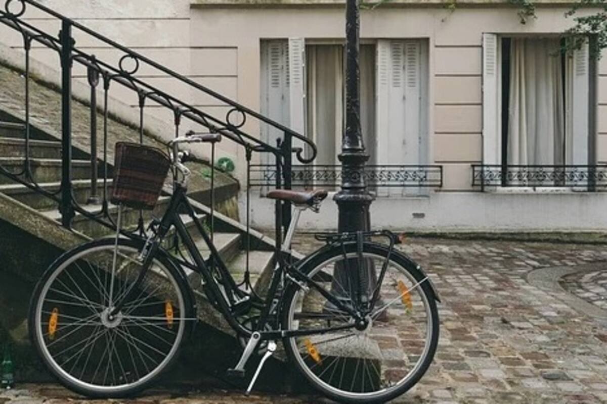 Obsequian bicicleta eléctrica a un repartidor de 80 años