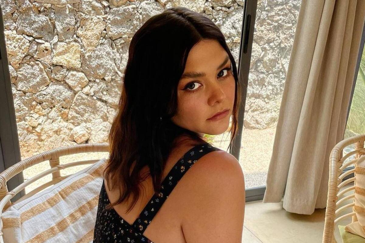 Yuridia le cumple el sueño a una niña y canta con ella