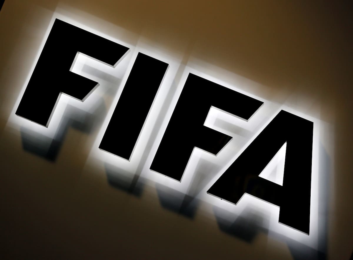 ARCHIVO - En esta foto del 25 de septiembre de 2015, imagen del logo de la FIFA en Zúrich, Suiza. (AP Foto/Michael Probst, archivo)