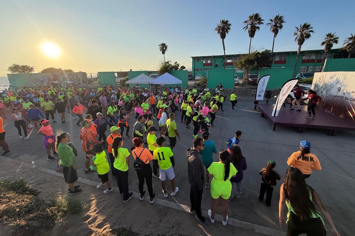 Participan más de 350 personas en caminata nocturna