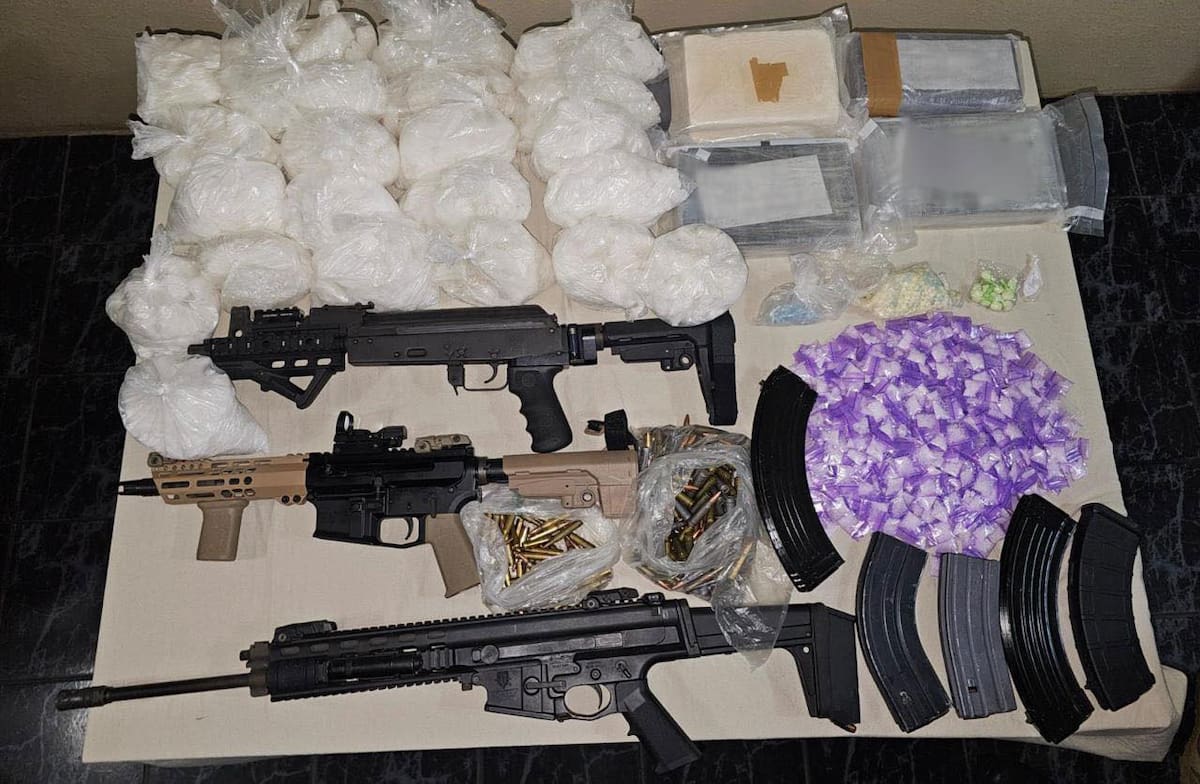 En el operativo, se aseguraron más de 15 kilogramos de droga, 500 pastillas, tres armas de fuego, cargadores, dos vehículos y cartuchos.