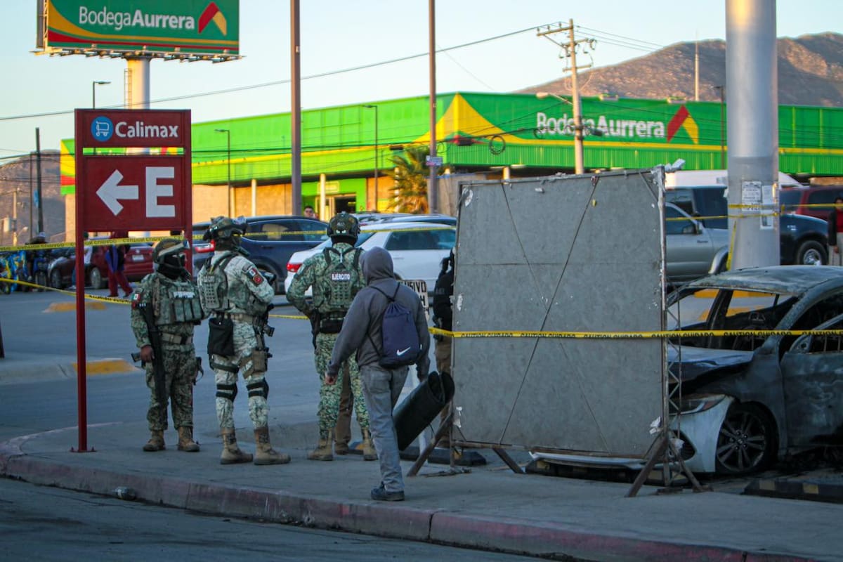 Autoridades localizaron tres cadáveres dentro de un automóvil incendiado en un centro comercial de la colonia Villa del Campo, en la Zona Este de Tijuana, y resguardaron el área para iniciar las investigaciones. Foto: Border Zoom