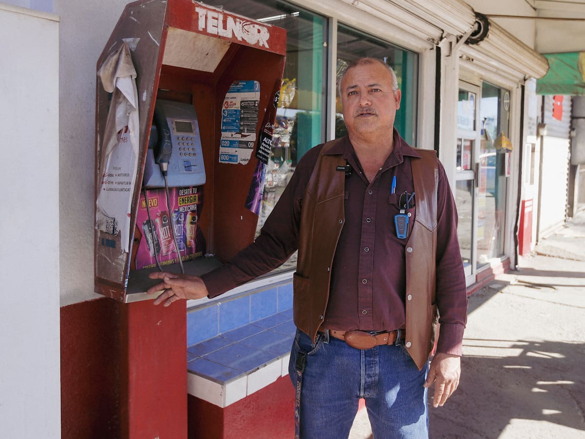 Enrique Jesús lo recuerda con claridad. Desde hace treinta años mantiene abierta su tienda de abarrotes y durante buena parte de ese tiempo fue, sin proponérselo, un punto clave de comunicación para la colonia Hidalgo, en Mexicali l Foto. Juan Jesús Morales