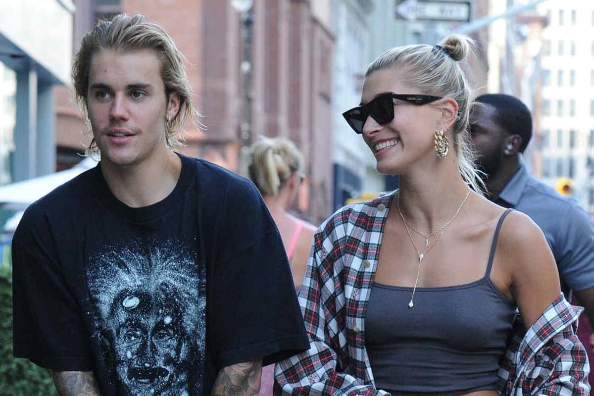 Hailey Bieber escribe mensaje de la biblia para los fanáticos de Taylor Swift