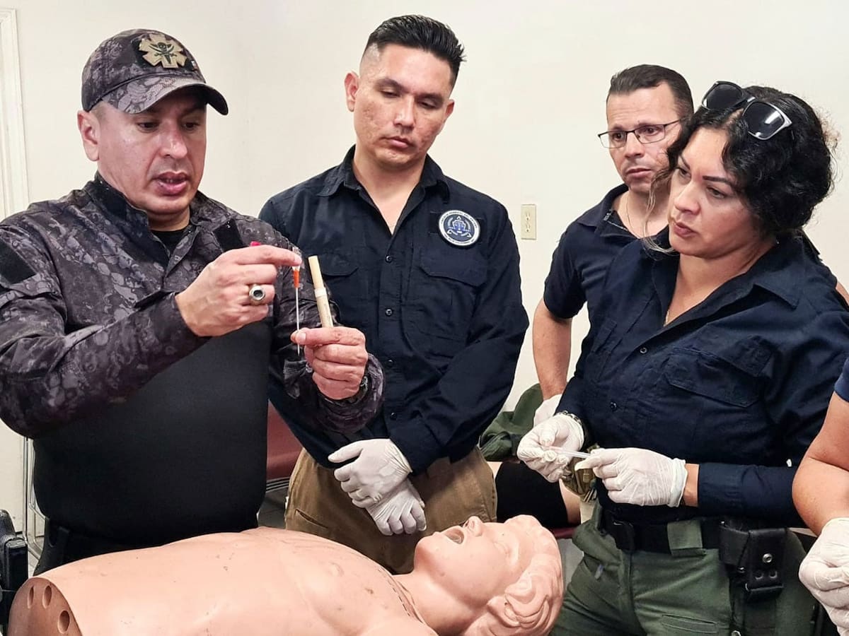 El programa del curso abarcó técnicas vitales como el control de hemorragias masivas, el manejo de lesiones torácicas abiertas y cerradas, así como lesiones en extremidades y zonas de unión.