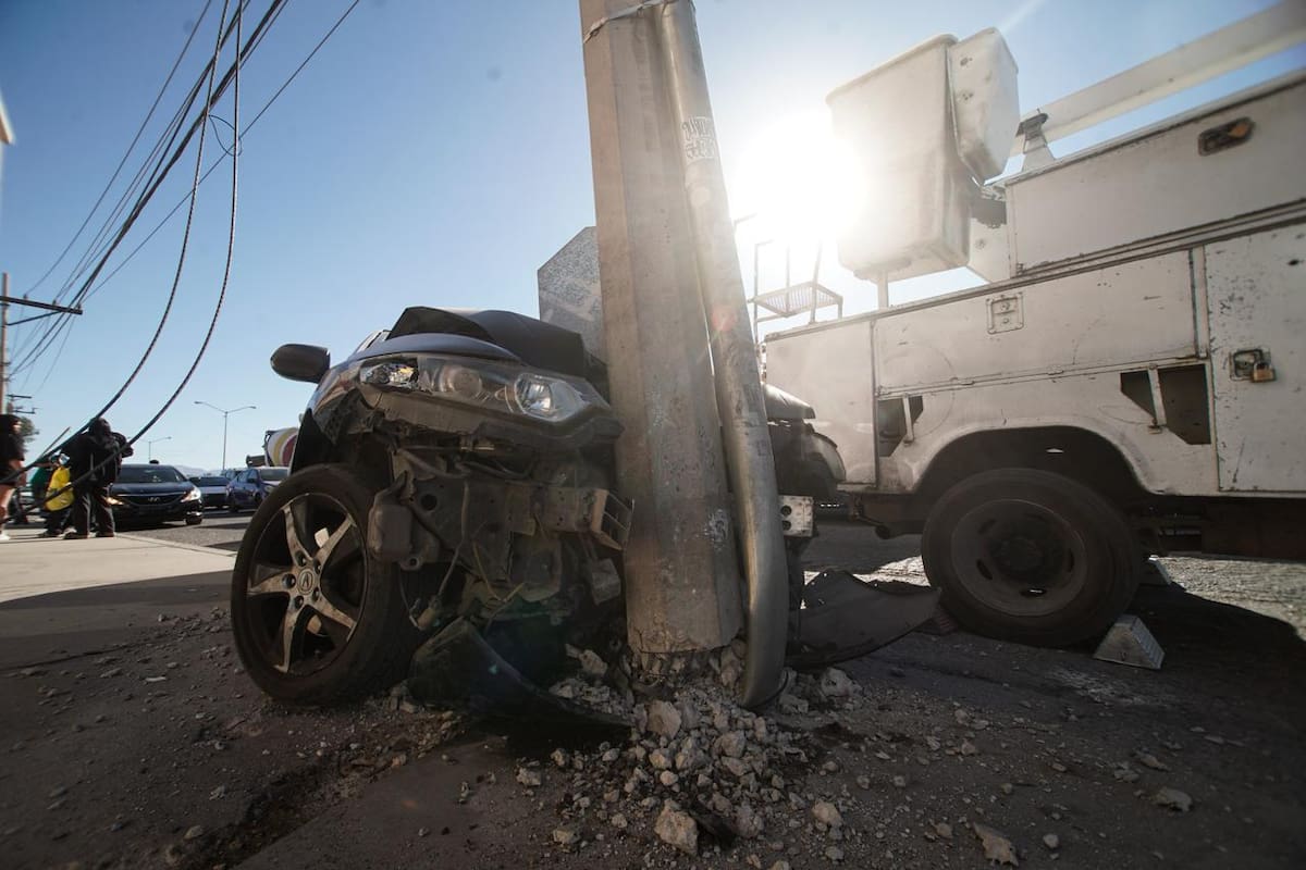 Joven se impacta contra poste de electricidad en Mexicali