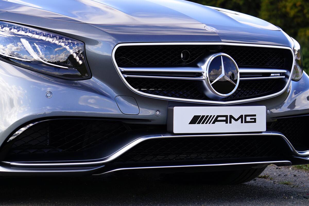 Mercedes-AMG enfrenta una demanda colectiva en California después de que dos conductores denunciaran quemaduras causadas por el logotipo metálico instalado en el asiento del conductor