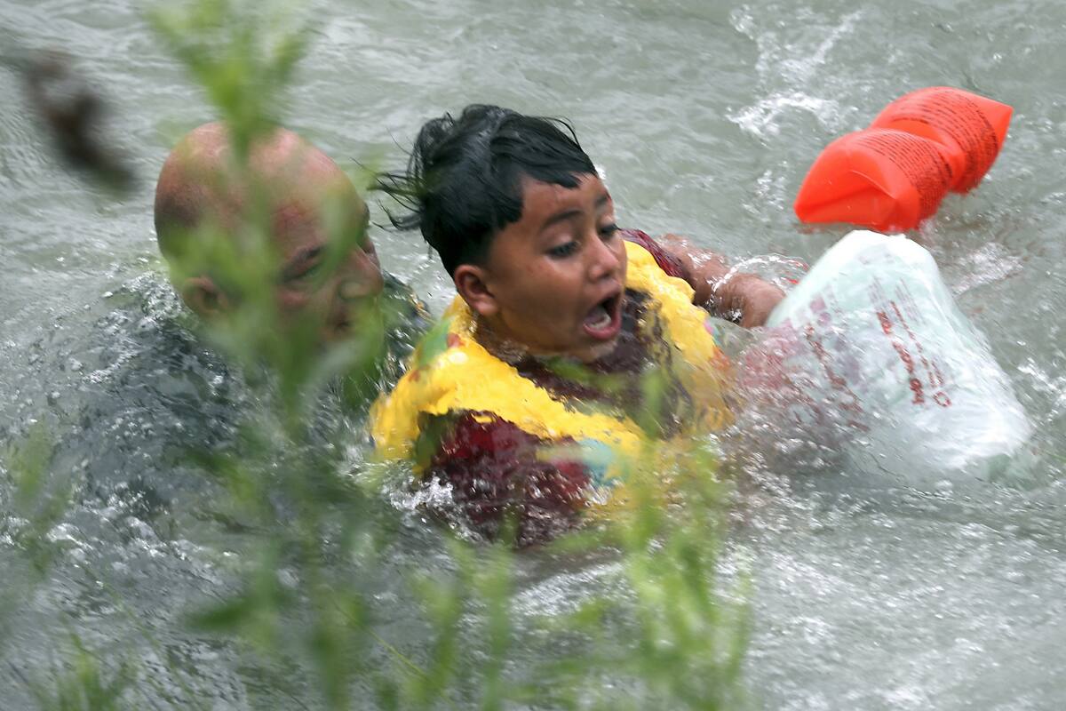 Niño migrante a punto de morir en río en Texas