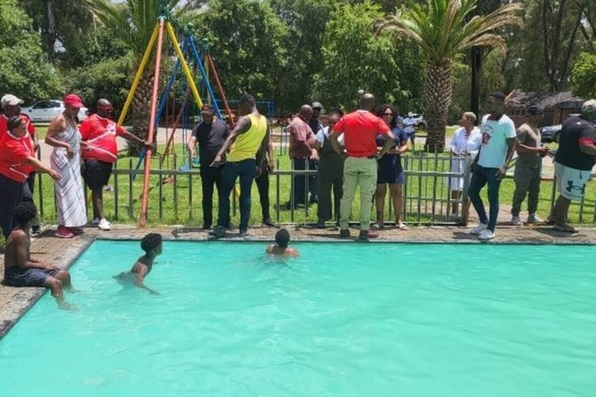 “Nos dijeron que la piscina era solo para blancos”: el enfrentamiento entre un grupo de hombres blancos y adolescentes negros que conmociona a Sudáfrica