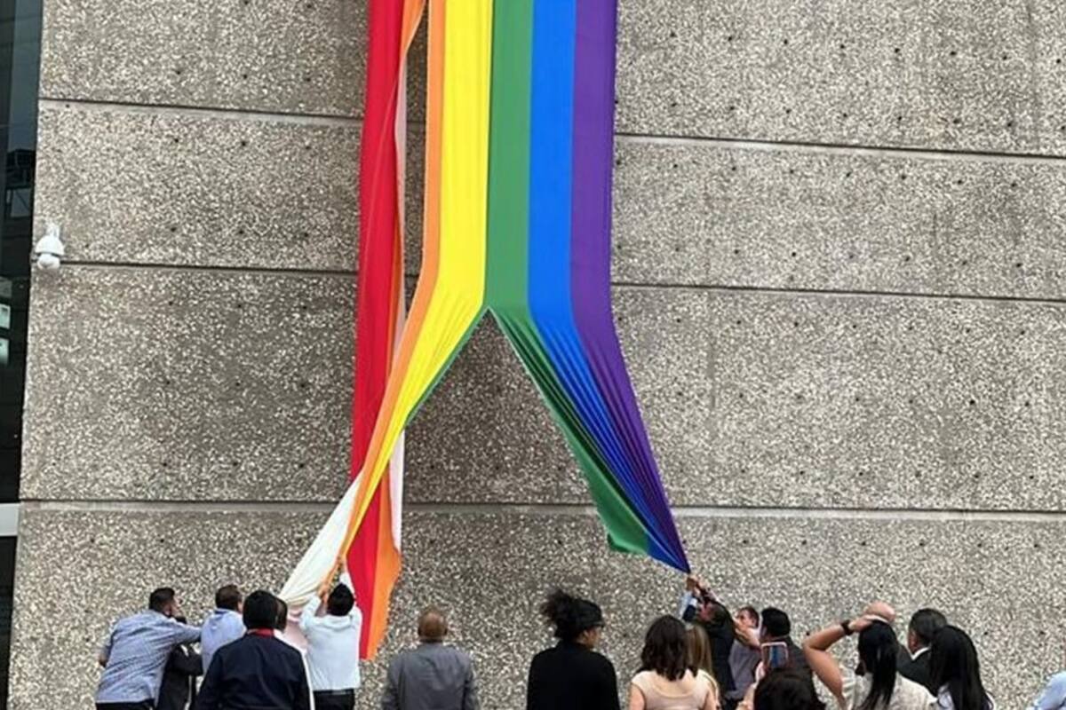 Gobierno de México condena actos de homofobia en Infonavit tras romper bandera LGBT+