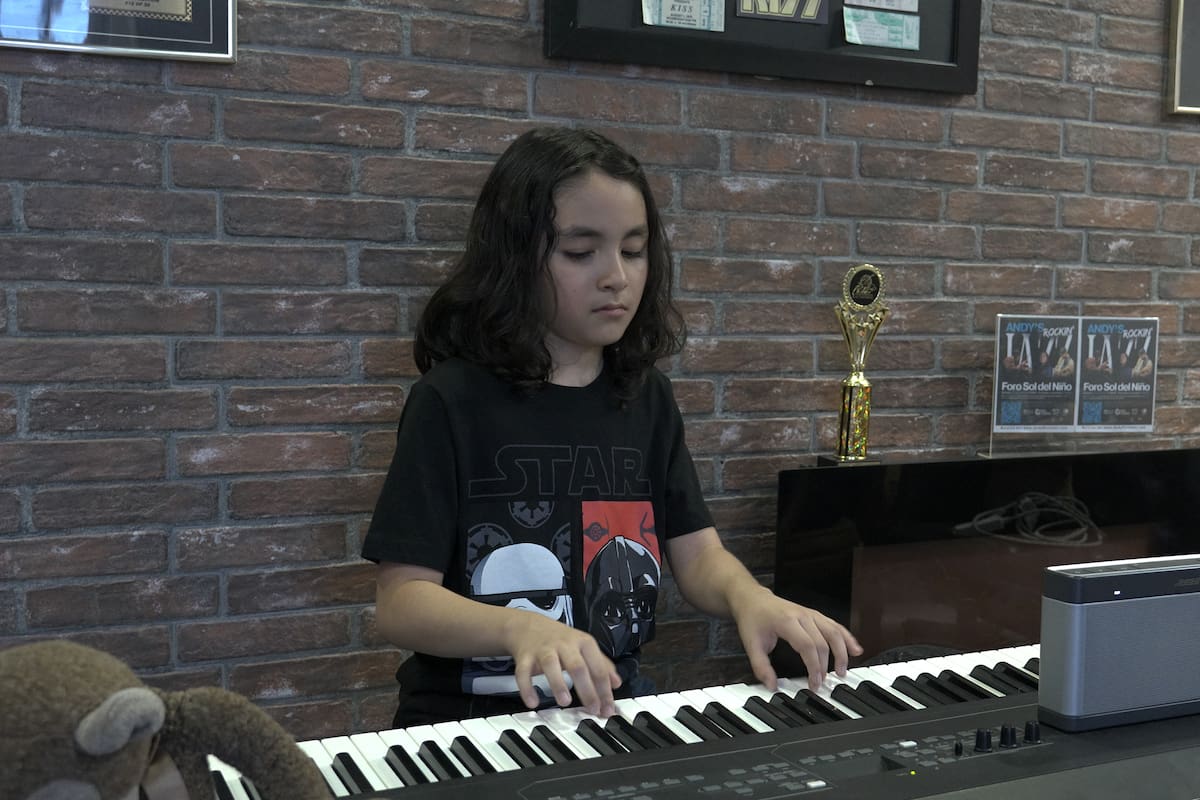 A sus 11 años, Andy Rochmol, niño mexicalense, presenta su primera obra sinfónica