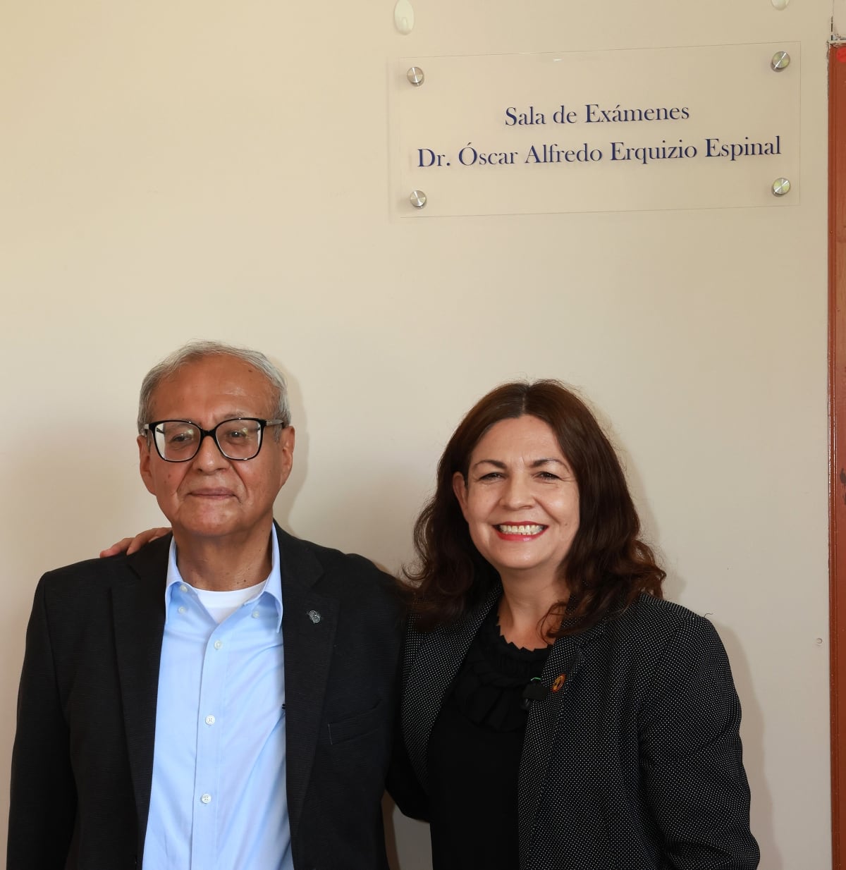 Óscar Alfredo Erquizio Espinal al develar la placa de la sala de exámenes que lleva su nombre. FOTO: CORTESÍA UNISON