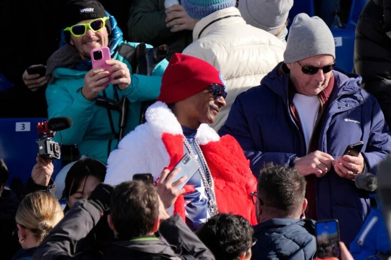 Snoop Dogg en las gradas de la meta de una carrera de descenso de esquí alpino femenino, durante los Juegos Olímpicos de Invierno de 2026 en Cortina d