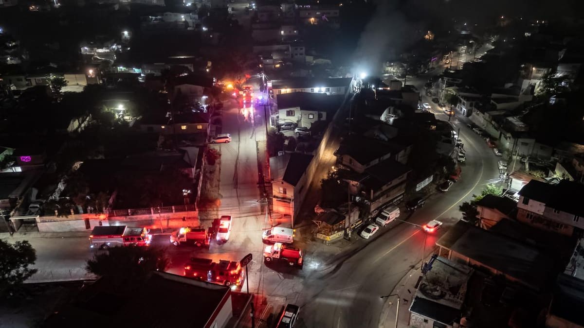 La vivienda de madera quedó destruida por completo; no hubo heridos y se investigan las causas del incendio. Foto: Border Zoom