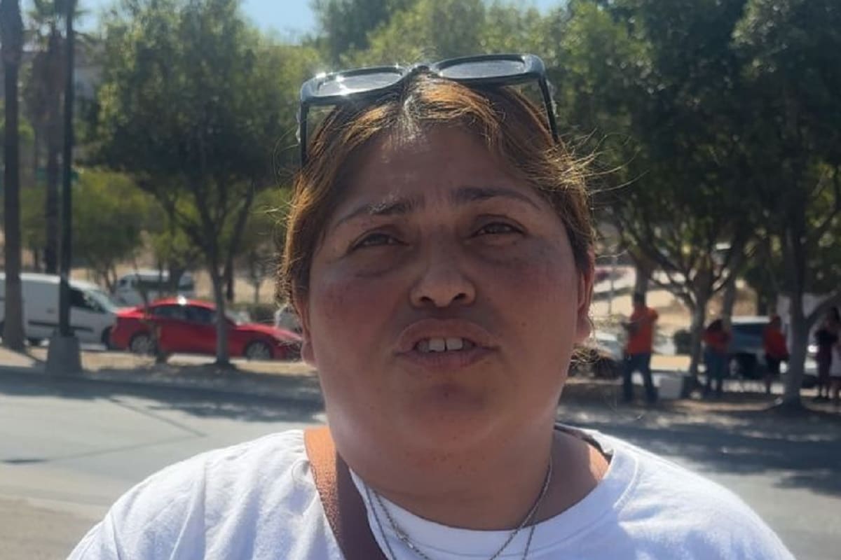 Colectivo de búsqueda vende agua en un semáforo de Tijuana para financiar sus jornadas y buscar a sus familiares desaparecidos