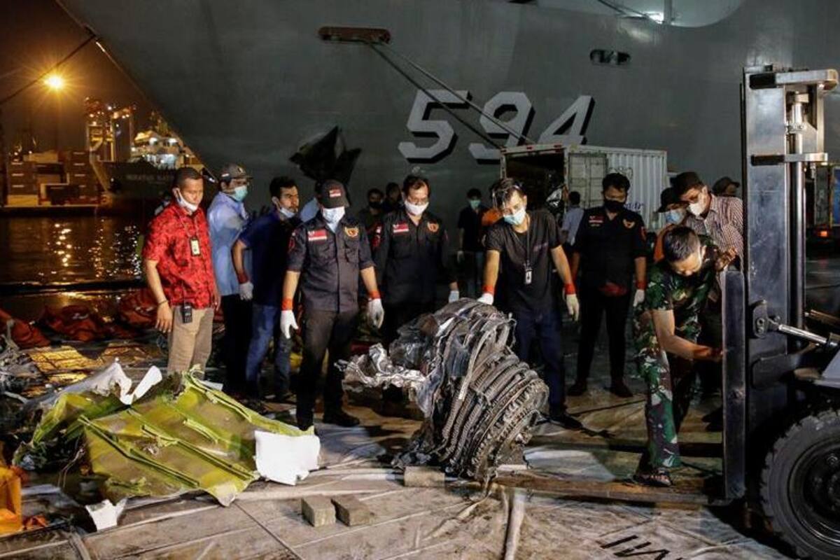 Indonesia suspende las tareas de búsqueda del avión que se estrelló con 62 personas a bordo