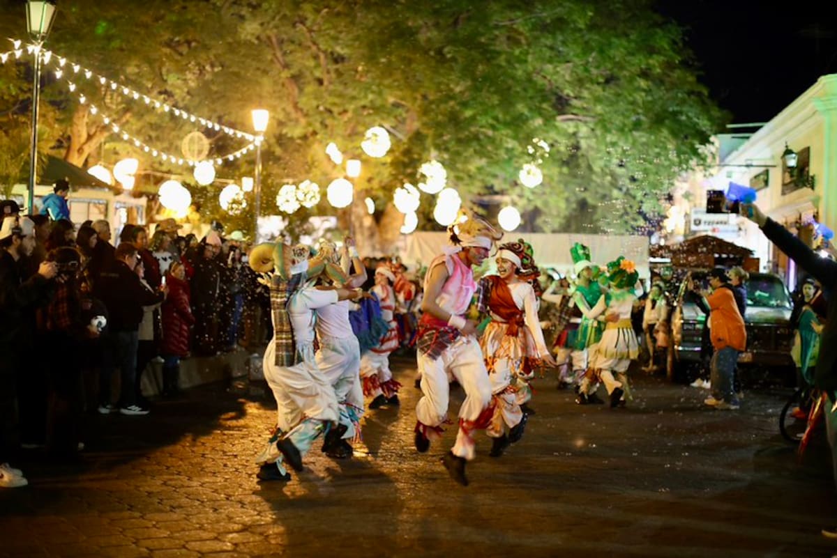 El FAOT 2026 inició con presentaciones culturales y artísticas que atrajeron a miles de visitantes al Pueblo Mágico de Álamos. FOTO: CORTESÍA ISC