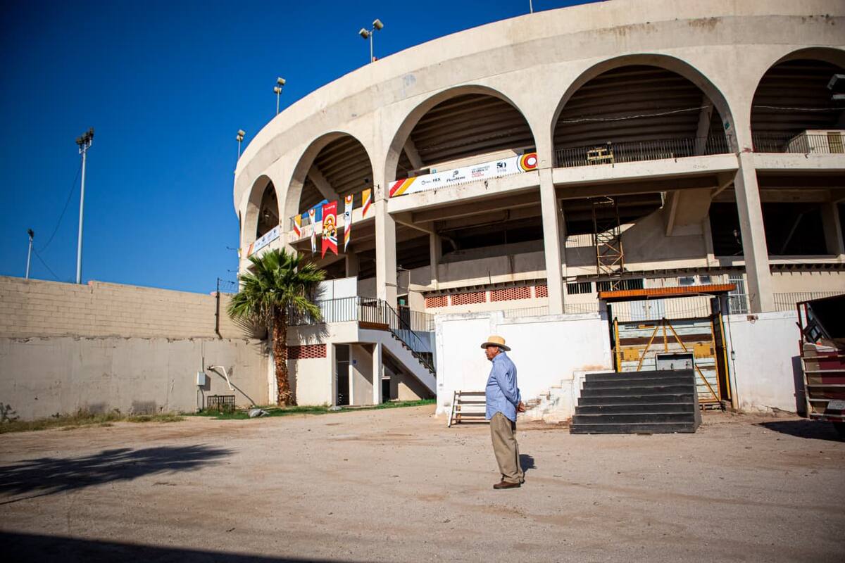 Óscar López Gamboa, último sobreviviente de las primeras autoridades de la Plaza de Toros Calafia, en Mexicali, rememorando los tantos sucesos que ocurrieron en el sitio durante su juventud. Hoy el recinto es utilizado para eventos, conciertos y como almacén del FEX. (Foto: Andrés O. Farrera)