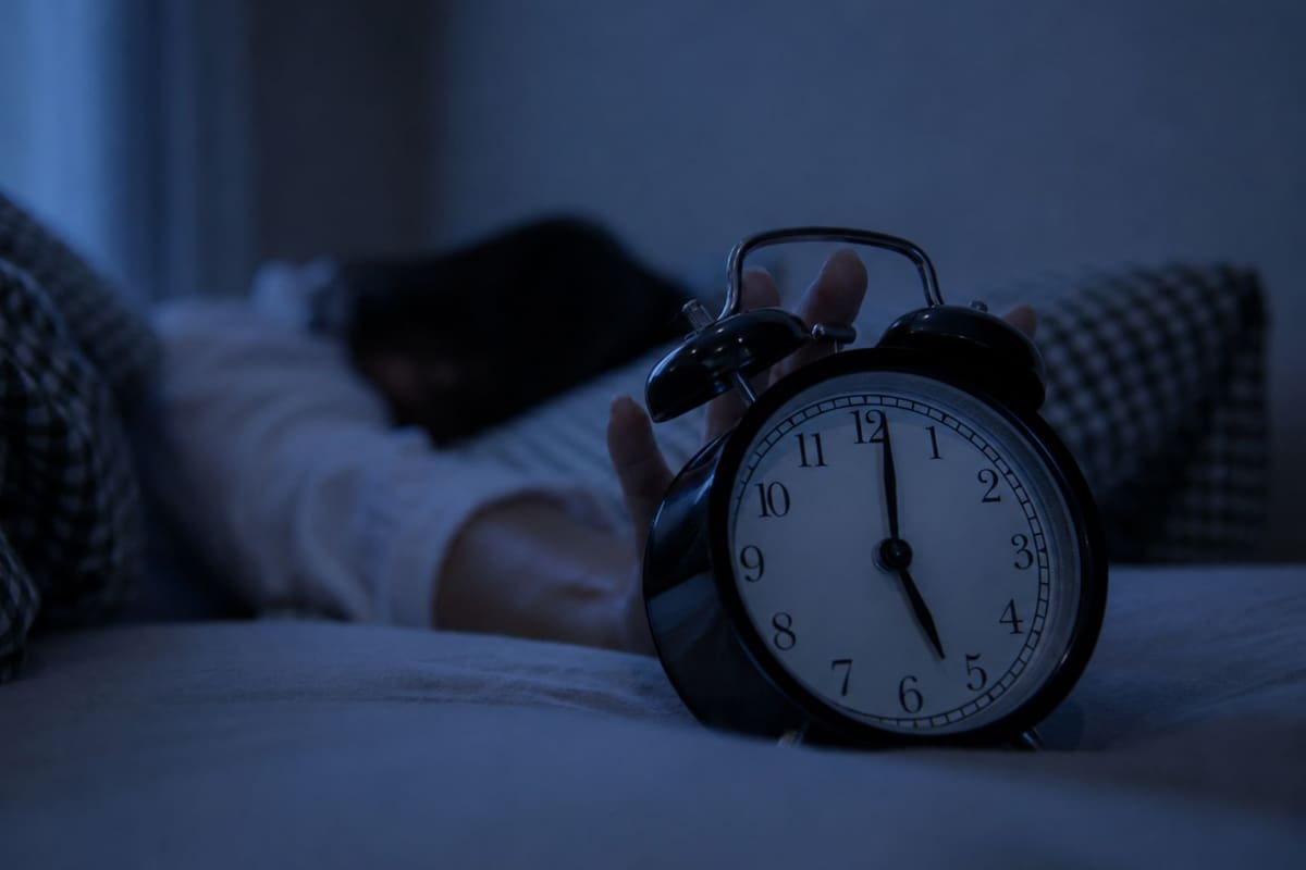 Experto advierte que madrugar a las 5:00 de la mañana deteriora la toma de decisiones y el liderazgo, una moda corporativa que carece de lógica biológica