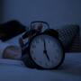 Experto advierte que madrugar a las 5:00 de la mañana deteriora la toma de decisiones y el liderazgo, una moda corporativa que carece de lógica biológica