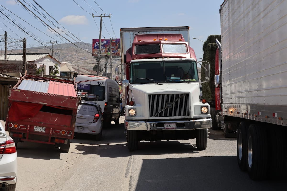 Alrededor de 15 camiones se encuentran varados en la zona.