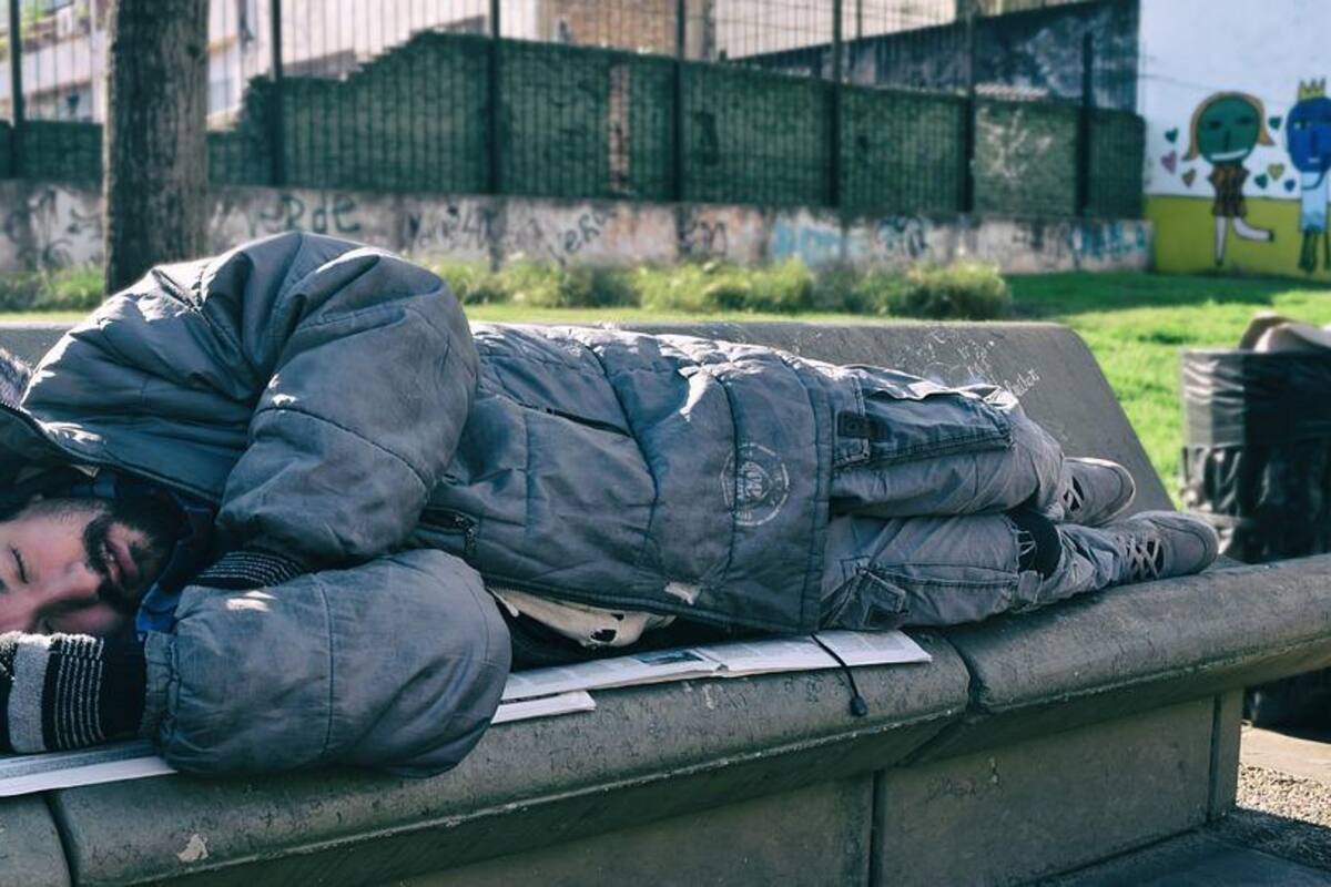 Indigentes impugnan ley que los separa de sus pertenencias