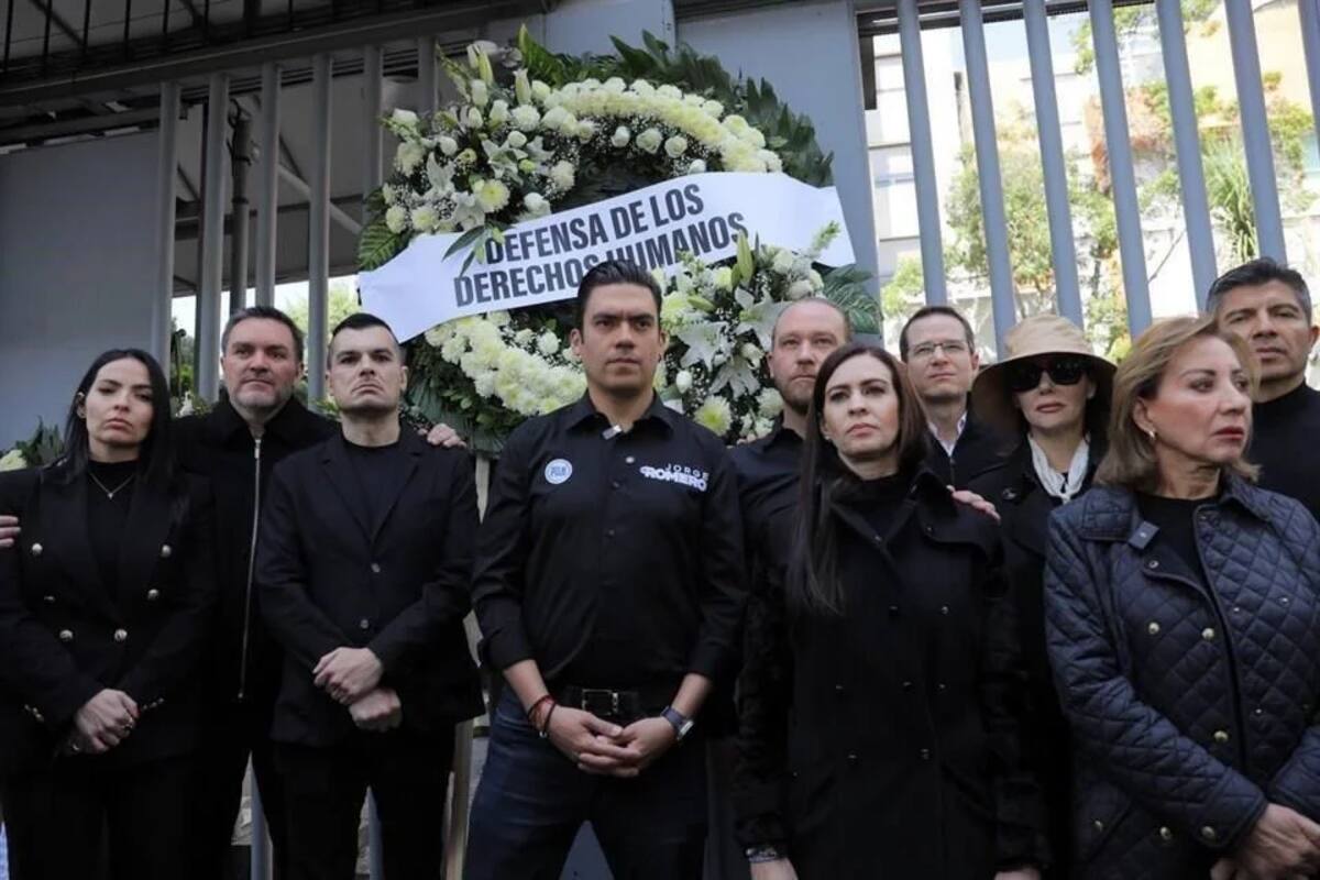 Protesta de miembros del PAN frnete a la CNDH. / El Reforma.