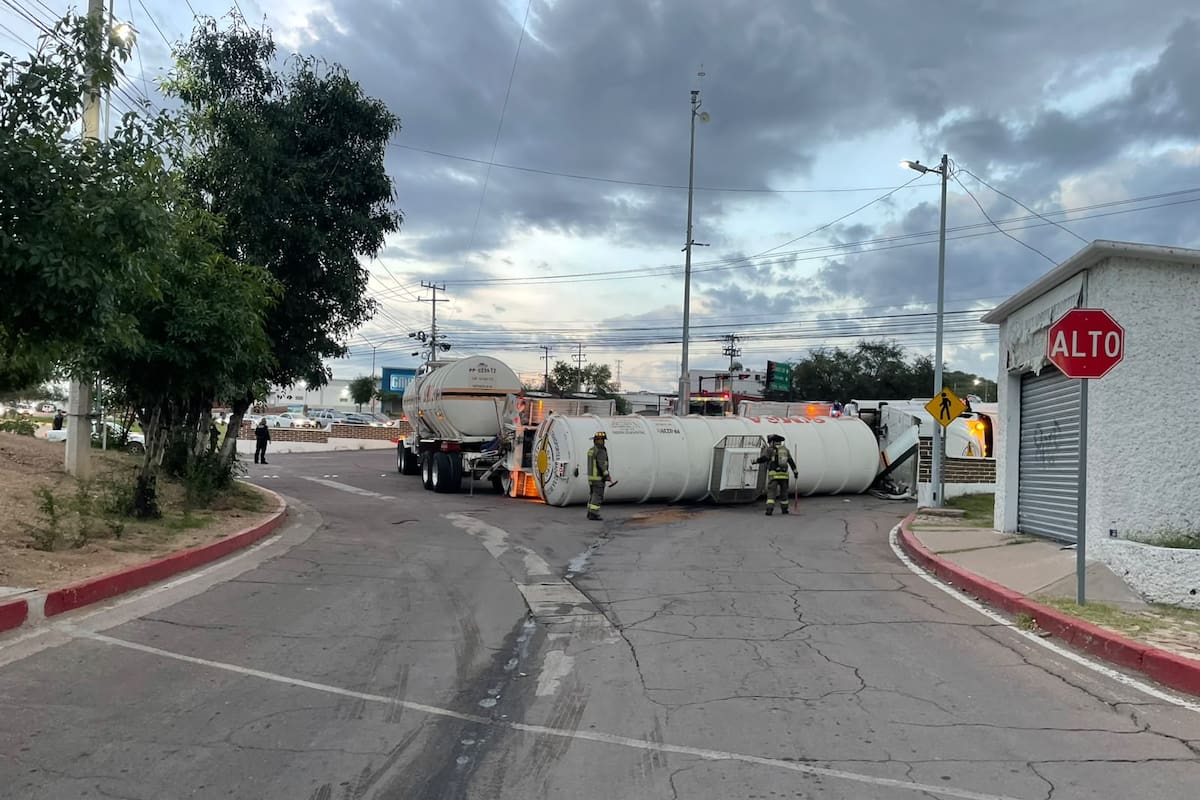 Vuelca tractocamión con doble cisterna cargado de combustible en Nogales; cierran acceso al Parque Industrial San Ramón por derrame