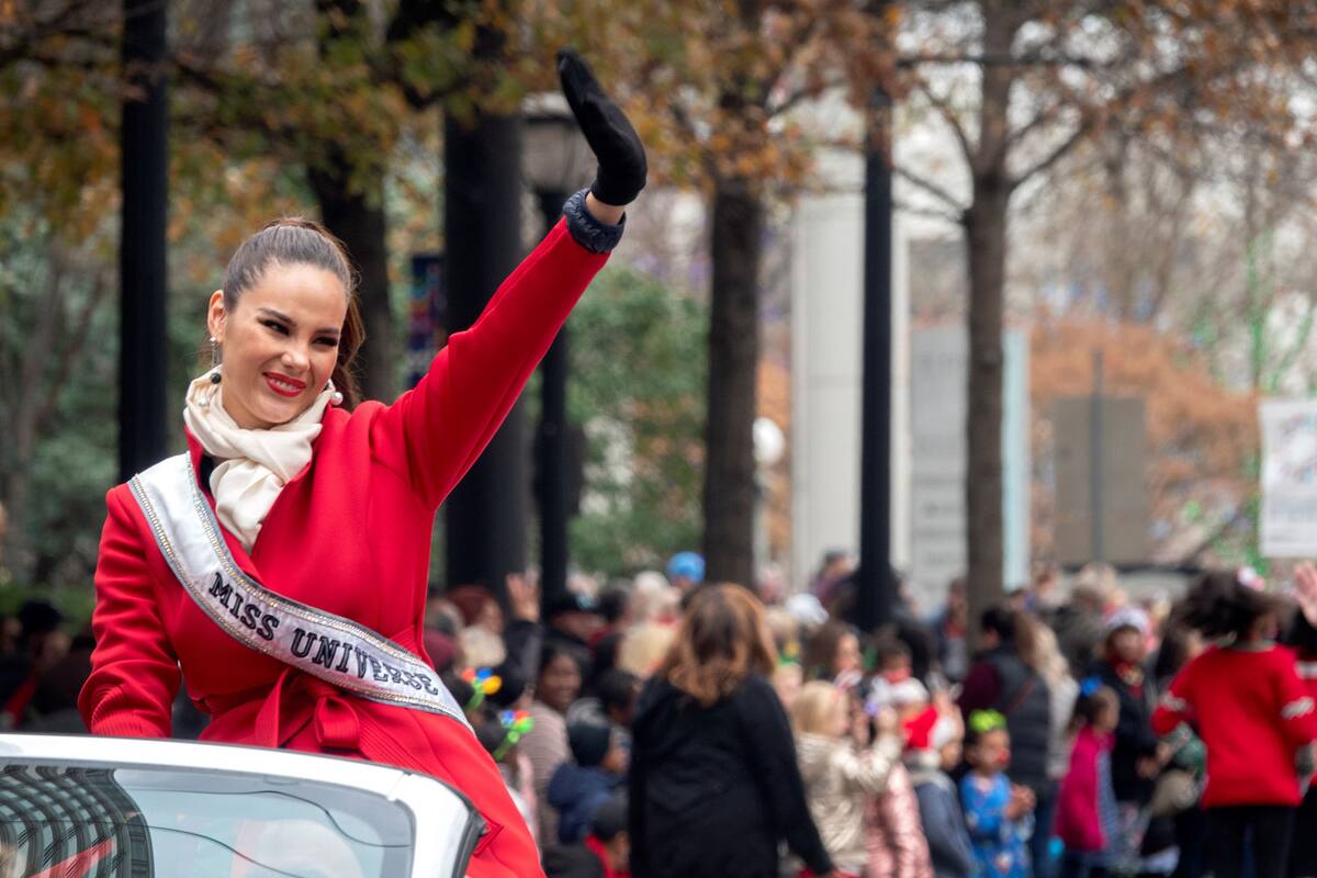 Miss Universo 2018 dice adiós con un desfile navideño