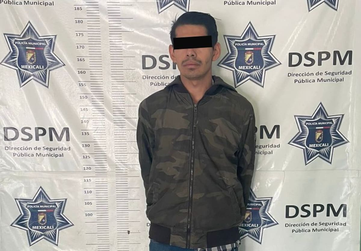 Durante un patrullaje de prevención, agentes municipales detuvieron a un hombre y una mujer que intentaron huir tras ser sorprendidos en una motocicleta sin placas y en posesión de armas blancas. Foto: Cortesia