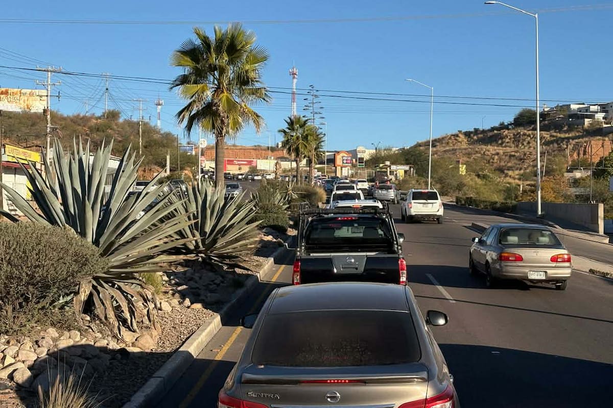 Kilométricas filas en garitas de Nogales