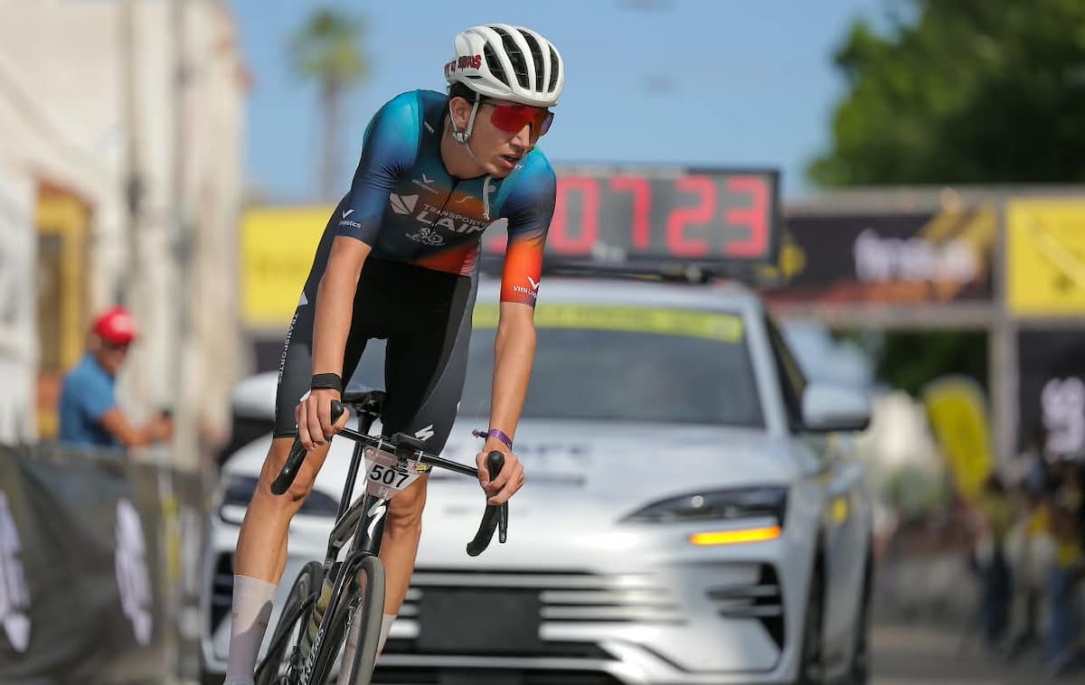 Tras completar los 120 kilómetros de recorrido, Enrique Esquerra recupera el aliento sobre su bicicleta luego de imponerse en L’Étape Hermosillo Tour de France.