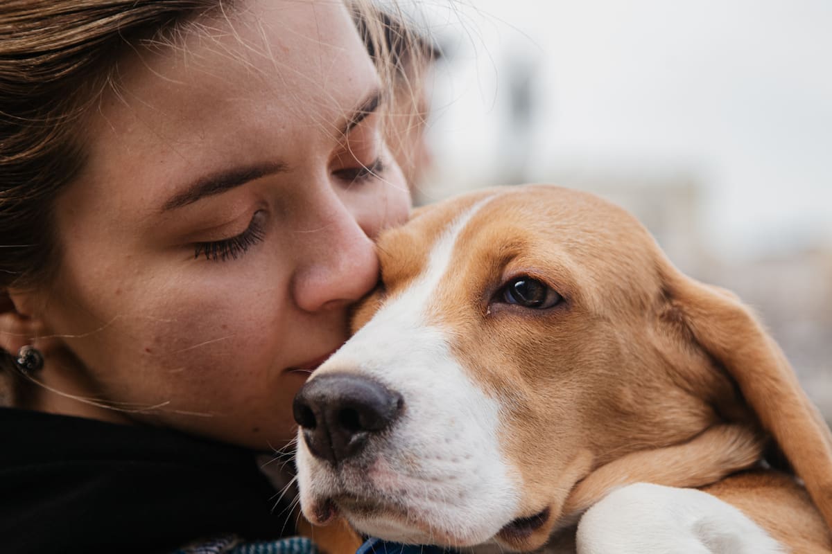 Lo que revela hablar con tu mascota sobre tu personalidad, según la psicología