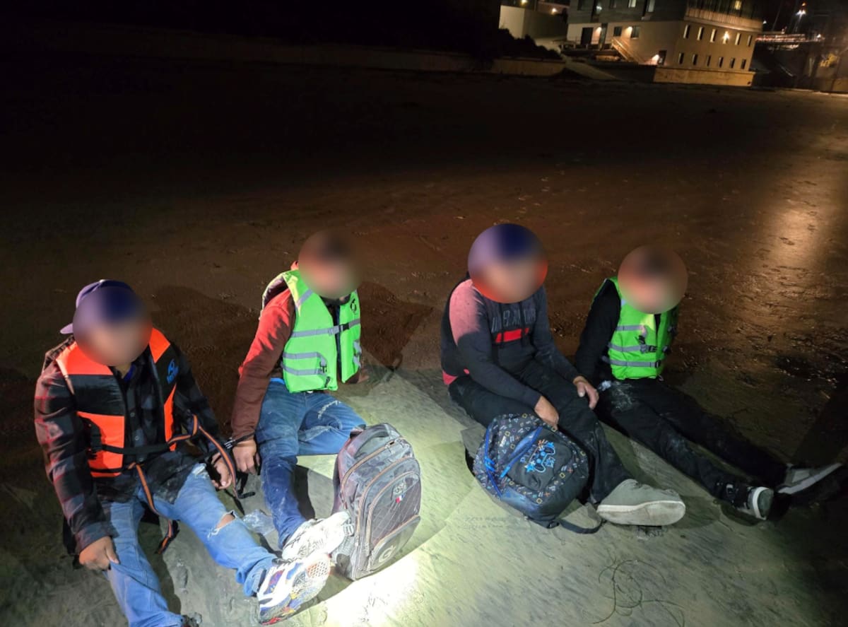 Cuatro personas fueron detenidas tras presuntamente ingresar por vía marítima a Estados Unidos en San Diego; la Patrulla Fronteriza aseguró la embarcación e investiga el caso. Foto: Cortesía.