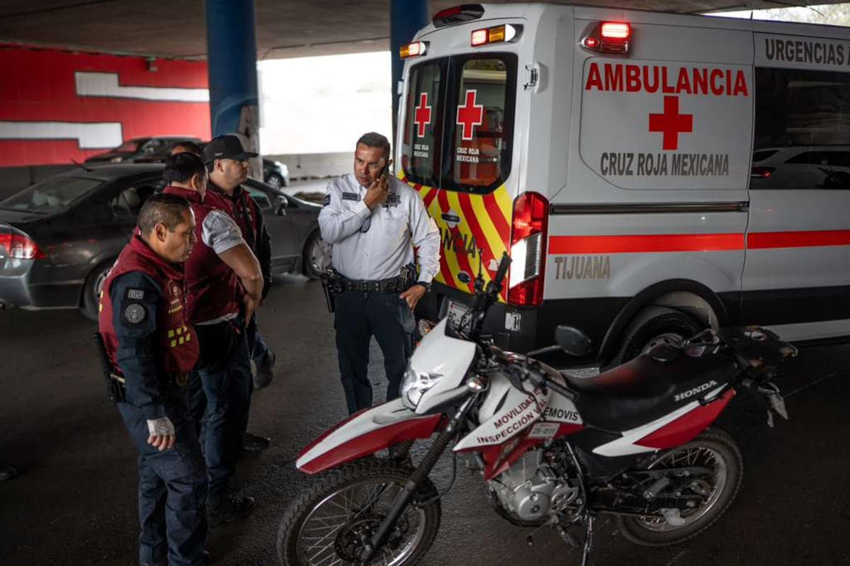 De acuerdo con el reporte el trabajador perdió el control de la unidad y cayó sobre el pavimento. Foto: Border zoom