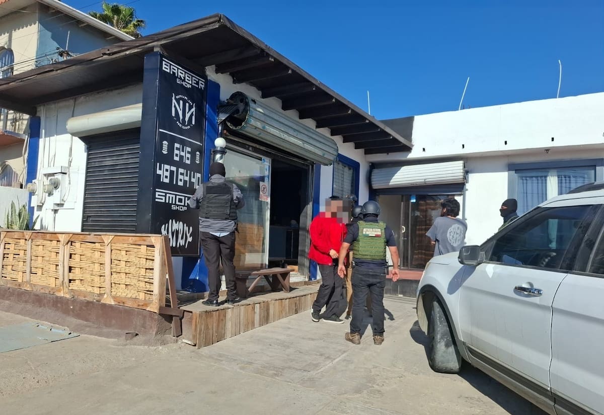 Elementos navales brindaron seguridad perimetral mientras personal de la Fiscalía y la Agencia de Investigación ejecutaban la orden de cateo. Foto: Cortesía